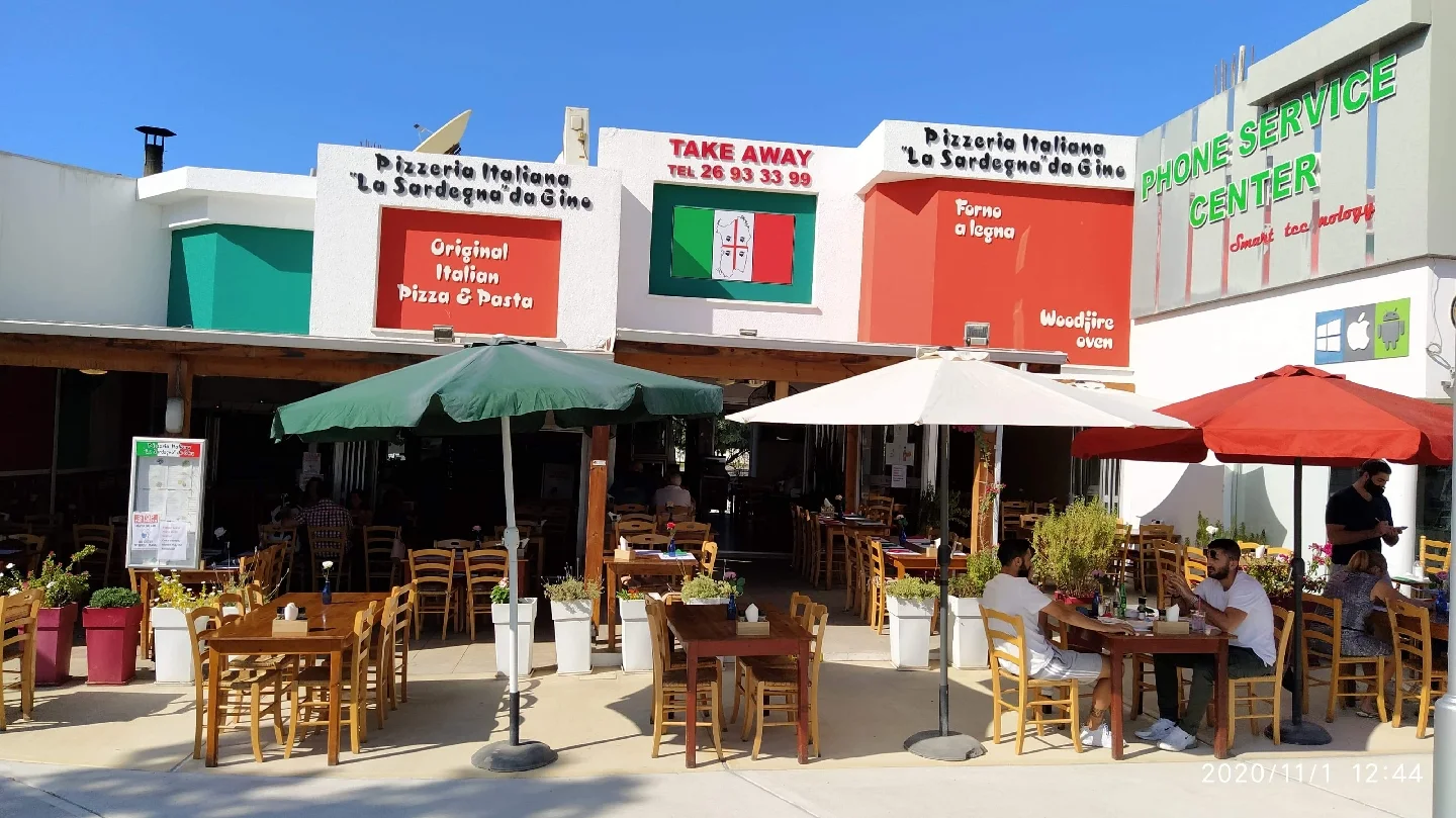 The da Gino terrace on Apostolou Pavlou Avenue with umbrellas and wooden tables